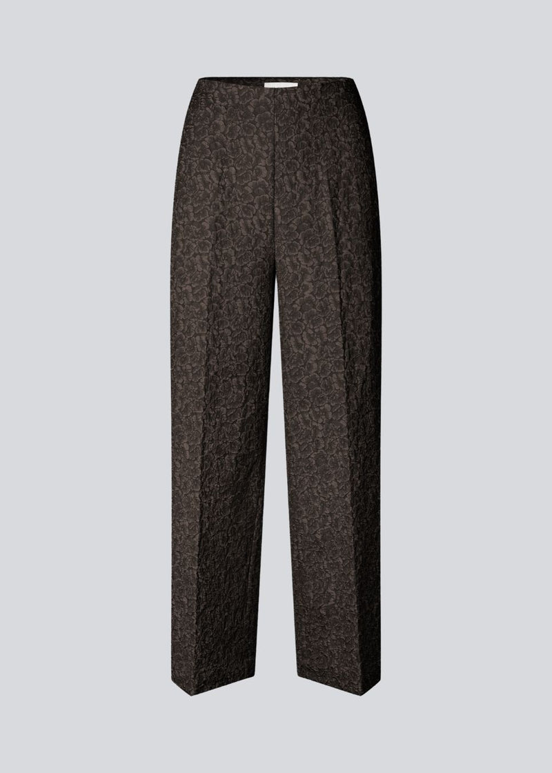 Brune bukser med lige ben i struktureret materiale. HollisMD pants har en mellemhøj talje med skjult lynlås i den ene side og to paspolerede baglommer.&nbsp;