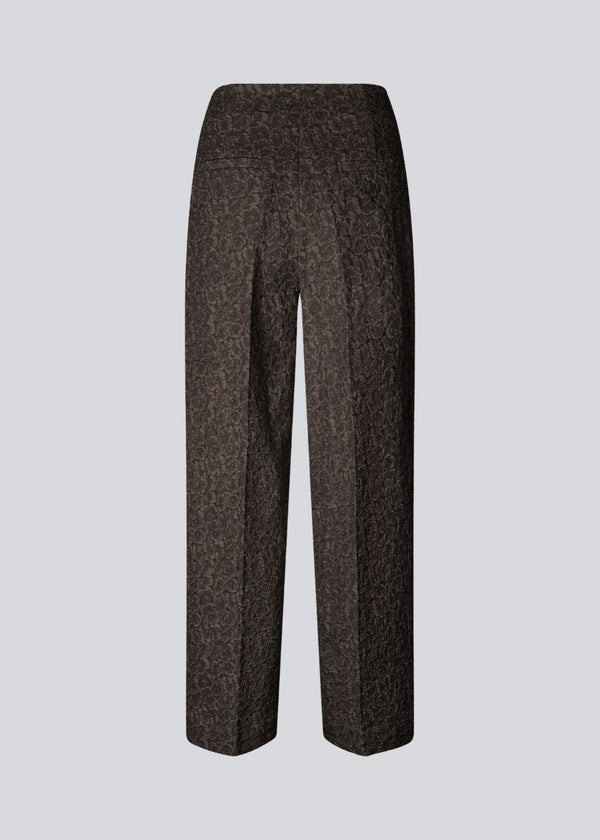 Brune bukser med lige ben i struktureret materiale. HollisMD pants har en mellemhøj talje med skjult lynlås i den ene side og to paspolerede baglommer.&nbsp;