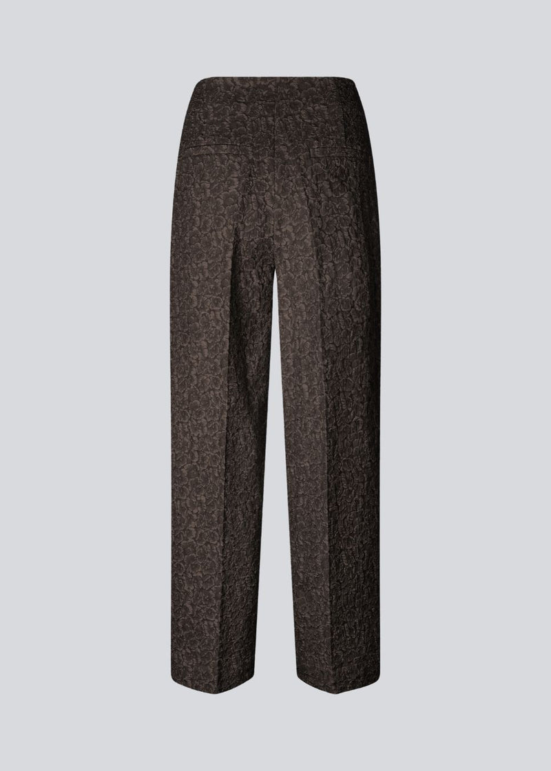 Brune bukser med lige ben i struktureret materiale. HollisMD pants har en mellemhøj talje med skjult lynlås i den ene side og to paspolerede baglommer.&nbsp;