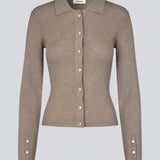 Tætsiddende cardigan i brun i blød ribstrik af uld. HirokiMD cardigan har krave, knapper foran og lange ærmer med slids og knapper.&nbsp;