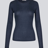 HarperMD LS top er en tætsiddende top med lange ærmer og en rund hals i tynd, blød jersey. Modellen er 175 cm og har en størrelse S/36 på.