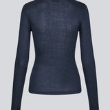 HarperMD LS top er en tætsiddende top med lange ærmer og en rund hals i tynd, blød jersey. Modellen er 175 cm og har en størrelse S/36 på.