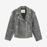 Grå læderjakke i blød lammelæder med skrå lynlås foran, revers med trykknapper og lange ærmer med lynlås forneden. Jakken er oversize. HullaMD jacket har skrå forlommer med lynlås foran og er med foer. Modellen er 177 cm og har en størrelse S/36 på.