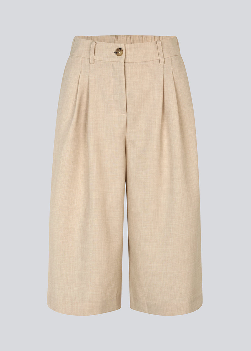 Lange shorts med læg i beige. GaleMD 2 long shorts har en elastisk talje, lynlåsgylp og sidelommer.