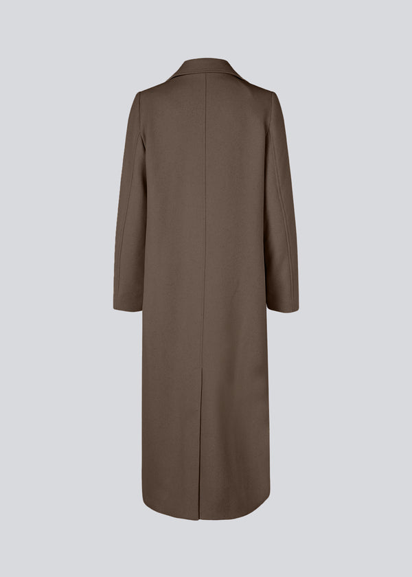 Klassisk, dobbeltradet uldfrakke med krave og revers. JuniperMD coat har en afslappet pasform, foer og en slids bagpå.