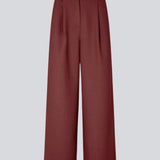 Røde bukser i vores klassiske Gale-design, men i en lettere kvalitet. GaleMD 2 wide pants har lige, vide ben med læg og sidelommer. Modellen er 175 cm og har en str. s/36 på.