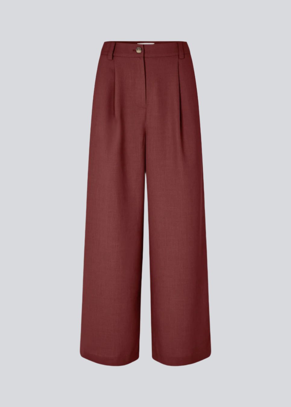Røde bukser i vores klassiske Gale-design, men i en lettere kvalitet. GaleMD 2 wide pants har lige, vide ben med læg og sidelommer. Modellen er 175 cm og har en str. s/36 på.