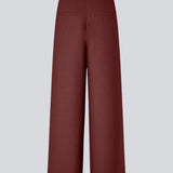 Røde bukser i vores klassiske Gale-design, men i en lettere kvalitet. GaleMD 2 wide pants har lige, vide ben med læg og sidelommer. Modellen er 175 cm og har en str. s/36 på.