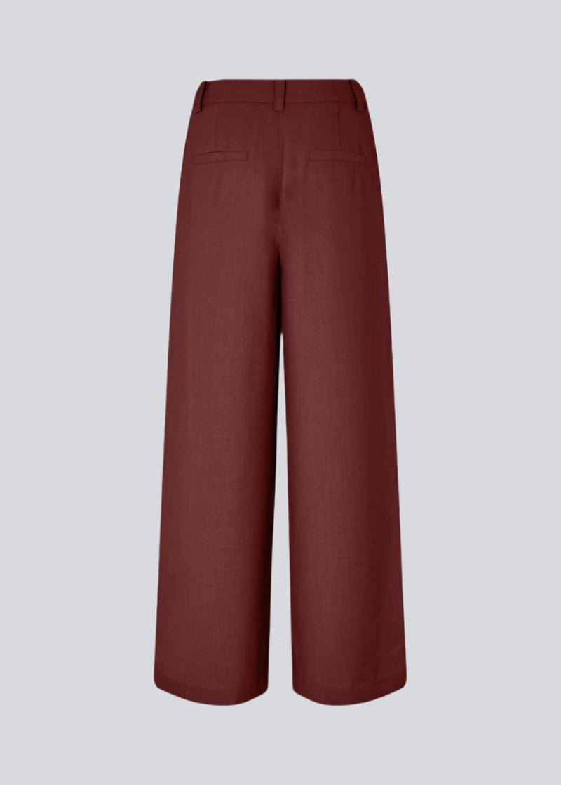 Røde bukser i vores klassiske Gale-design, men i en lettere kvalitet. GaleMD 2 wide pants har lige, vide ben med læg og sidelommer. Modellen er 175 cm og har en str. s/36 på.