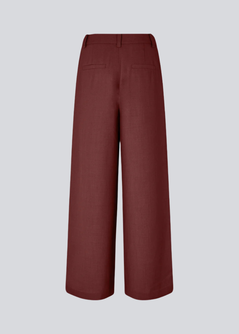 Røde bukser i vores klassiske Gale-design, men i en lettere kvalitet. GaleMD 2 wide pants har lige, vide ben med læg og sidelommer. Modellen er 175 cm og har en str. s/36 på.