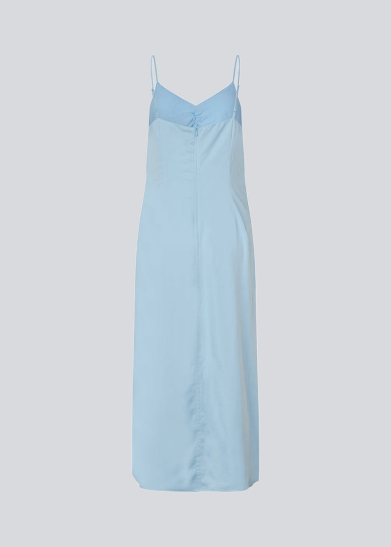 Lang kjole i baby blå med tynde justerbare stropper og rynkedetalje ved brystet. TrentonMD print dress har en slids i front og en usynlig lynlås i ryggen.<br>