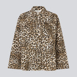 Oversize denim jakke i leopard print, med knaplukning fortil og brede ærmer. TylinMD print jacket har to brystlommer og en skjortekrave.  Jakken er stor i størrelsen, hvilket er meningen. Hvis du ønsker et tættere fit, skal du bestille en størrelse mindre end du plejer.  Style med leo bukser: HarveyMD pants.
