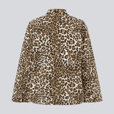Oversize denim jakke i leopard print, med knaplukning fortil og brede ærmer. TylinMD print jacket har to brystlommer og en skjortekrave.  Jakken er stor i størrelsen, hvilket er meningen. Hvis du ønsker et tættere fit, skal du bestille en størrelse mindre end du plejer.  Style med leo bukser: HarveyMD pants.
