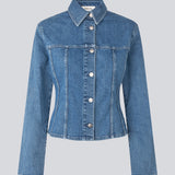 Figursyet skjorte i denim. IsoldeMD solid shirt har krave, løse ærmer og knappelukning fortil. Modellen er 177 cm og har en str S/36 på.

