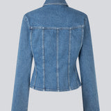 Figursyet skjorte i denim. IsoldeMD solid shirt har krave, løse ærmer og knappelukning fortil. Modellen er 177 cm og har en str S/36 på.