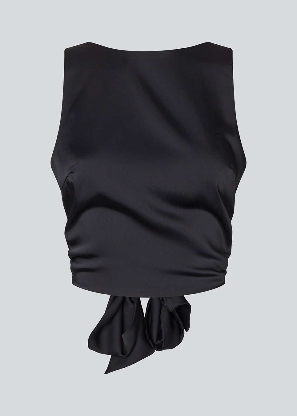 Ærmeløs top i satin i mørkeblå/navy. TailorMD top har en åben ryg som lukkes med et bindebånd.
