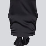 Ærmeløs top i satin i mørkeblå/navy. TailorMD top har en åben ryg som lukkes med et bindebånd.

