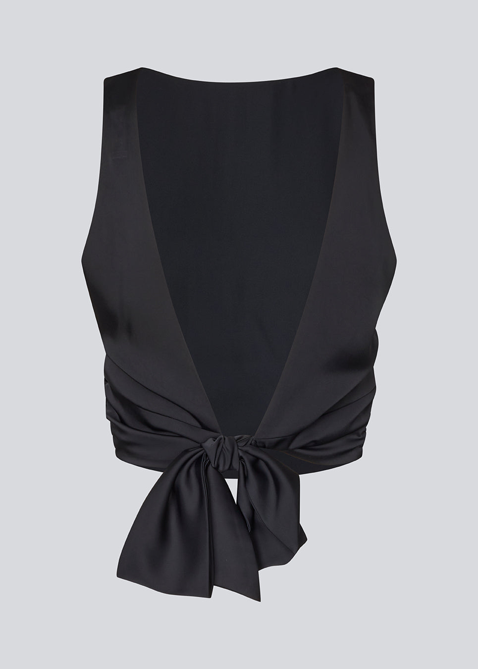Ærmeløs top i satin i mørkeblå/navy. TailorMD top har en åben ryg som lukkes med et bindebånd.
