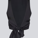 Ærmeløs top i satin i mørkeblå/navy. TailorMD top har en åben ryg som lukkes med et bindebånd.
