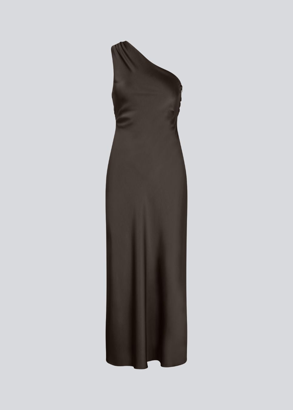 Vores populære Narcissamd dress er nu endelig kommet i en flot mørkebrun.
Mørkebrun lang one shoulder kjole i satin. NarcissaMD dress er en maxi dress med en åben ryg med smukke detaljer og en usynlig lynlås i siden.