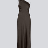 Vores populære Narcissamd dress er nu endelig kommet i en flot mørkebrun.
Mørkebrun lang one shoulder kjole i satin. NarcissaMD dress er en maxi dress med en åben ryg med smukke detaljer og en usynlig lynlås i siden.