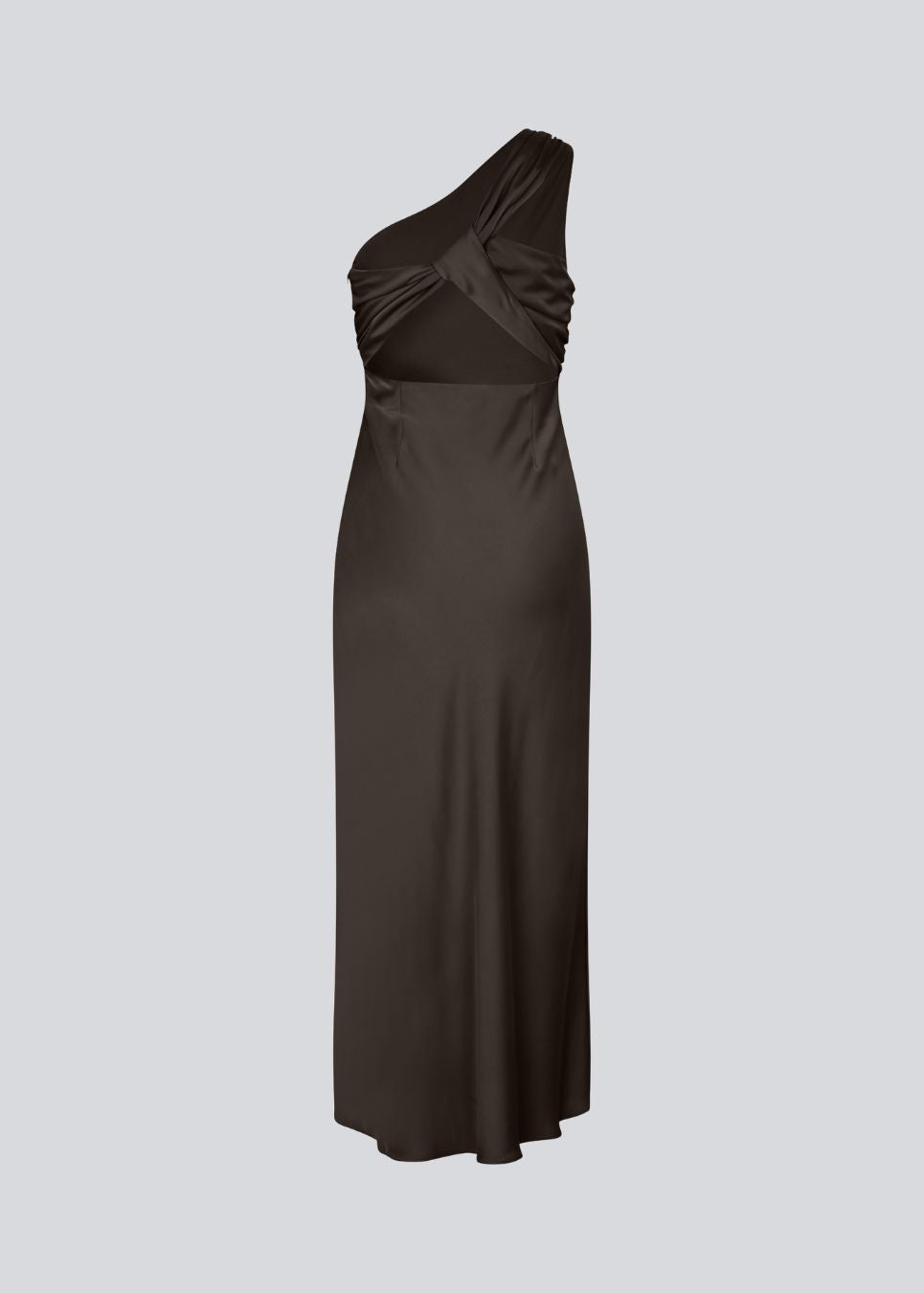 Vores populære Narcissamd dress er nu endelig kommet i en flot mørkebrun.
Mørkebrun lang one shoulder kjole i satin. NarcissaMD dress er en maxi dress med en åben ryg med smukke detaljer og en usynlig lynlås i siden.