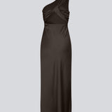 Vores populære Narcissamd dress er nu endelig kommet i en flot mørkebrun.
Mørkebrun lang one shoulder kjole i satin. NarcissaMD dress er en maxi dress med en åben ryg med smukke detaljer og en usynlig lynlås i siden.