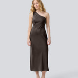 Vores populære Narcissamd dress er nu endelig kommet i en flot mørkebrun.
Mørkebrun lang one shoulder kjole i satin. NarcissaMD dress er en maxi dress med en åben ryg med smukke detaljer og en usynlig lynlås i siden.
