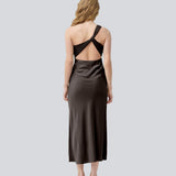 Vores populære Narcissamd dress er nu endelig kommet i en flot mørkebrun.
Mørkebrun lang one shoulder kjole i satin. NarcissaMD dress er en maxi dress med en åben ryg med smukke detaljer og en usynlig lynlås i siden.