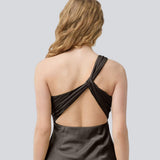 Vores populære Narcissamd dress er nu endelig kommet i en flot mørkebrun.
Mørkebrun lang one shoulder kjole i satin. NarcissaMD dress er en maxi dress med en åben ryg med smukke detaljer og en usynlig lynlås i siden.