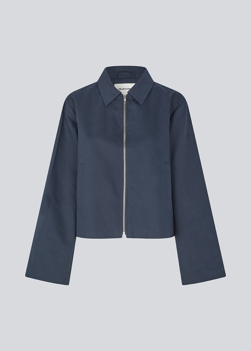 Enkel jakke i mørkeblå med brede ærmer i en bomuldsblanding. NalaniMD jacket har en løs pasform, en lynlåslukning og to forlommer.