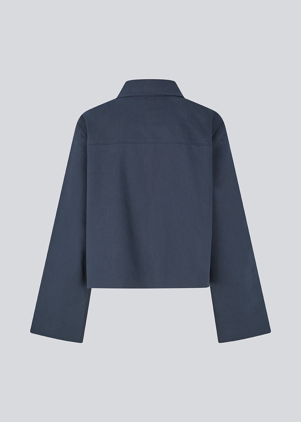 Enkel jakke i mørkeblå med brede ærmer i en bomuldsblanding. NalaniMD jacket har en løs pasform, en lynlåslukning og to forlommer.