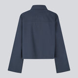 Enkel jakke i mørkeblå med brede ærmer i en bomuldsblanding. NalaniMD jacket har en løs pasform, en lynlåslukning og to forlommer.