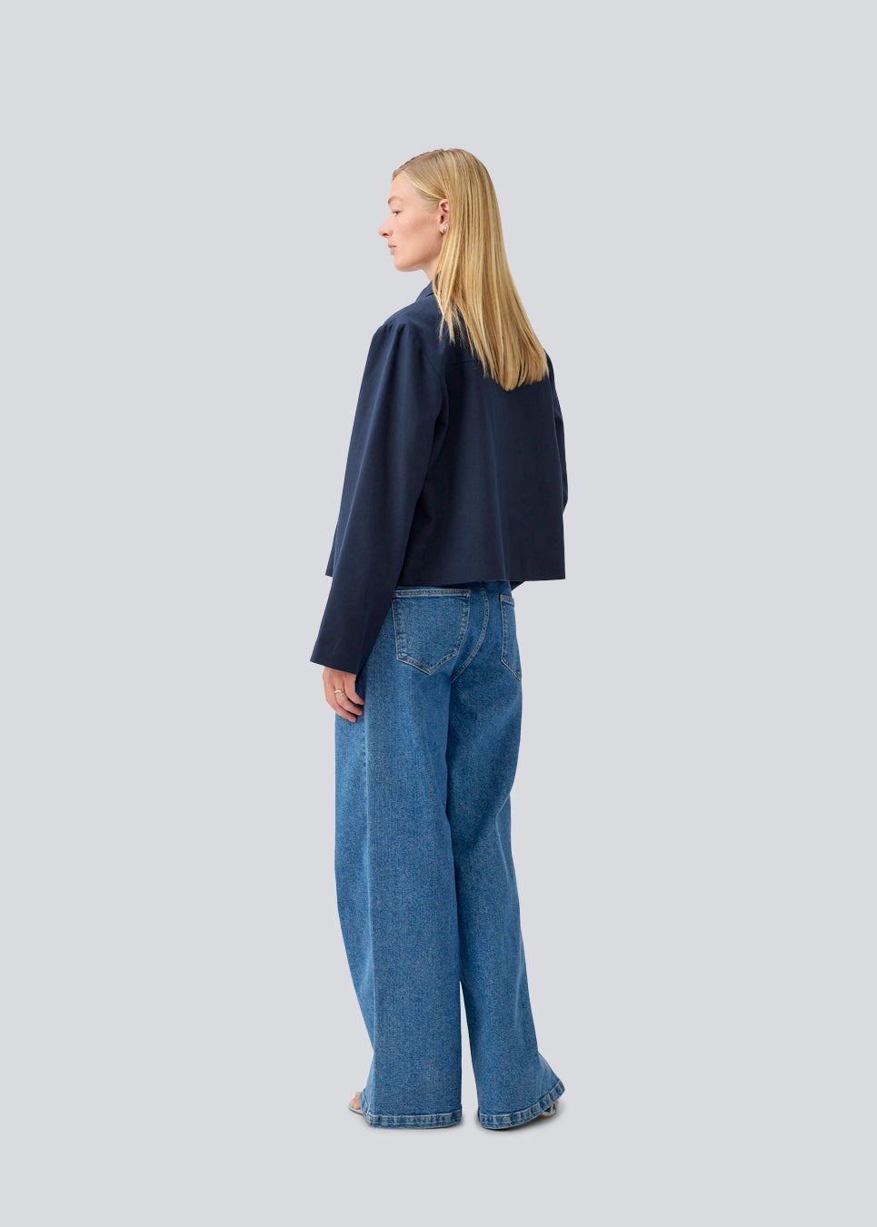 Enkel jakke i mørkeblå med brede ærmer i en bomuldsblanding. NalaniMD jacket har en løs pasform, en lynlåslukning og to forlommer.