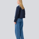 Enkel jakke i mørkeblå med brede ærmer i en bomuldsblanding. NalaniMD jacket har en løs pasform, en lynlåslukning og to forlommer.