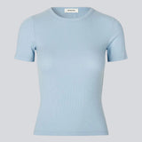Lækker basic t-shirt i lyseblå i en blød bomuldsrib med stretch. Igormd short t-shirt har en tætsiddende pasform med korte ærmer.