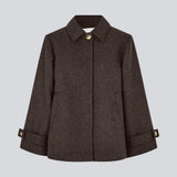 Klassisk kort jakke i uldblanding. Ofiamd jacket har en afslappet pasform, skjult knappelukning og krave. Modellen er 175 cm og har en str. s/36 på.