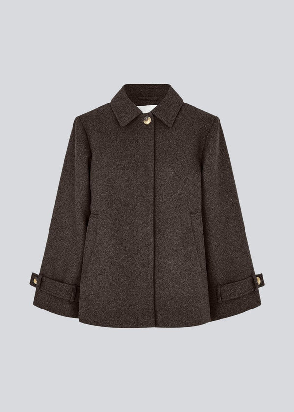 Klassisk kort jakke i uldblanding. Ofiamd jacket har en afslappet pasform, skjult knappelukning og krave. Modellen er 175 cm og har en str. s/36 på.