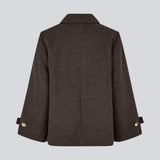 Klassisk kort jakke i uldblanding. Ofiamd jacket har en afslappet pasform, skjult knappelukning og krave. Modellen er 175 cm og har en str. s/36 på.