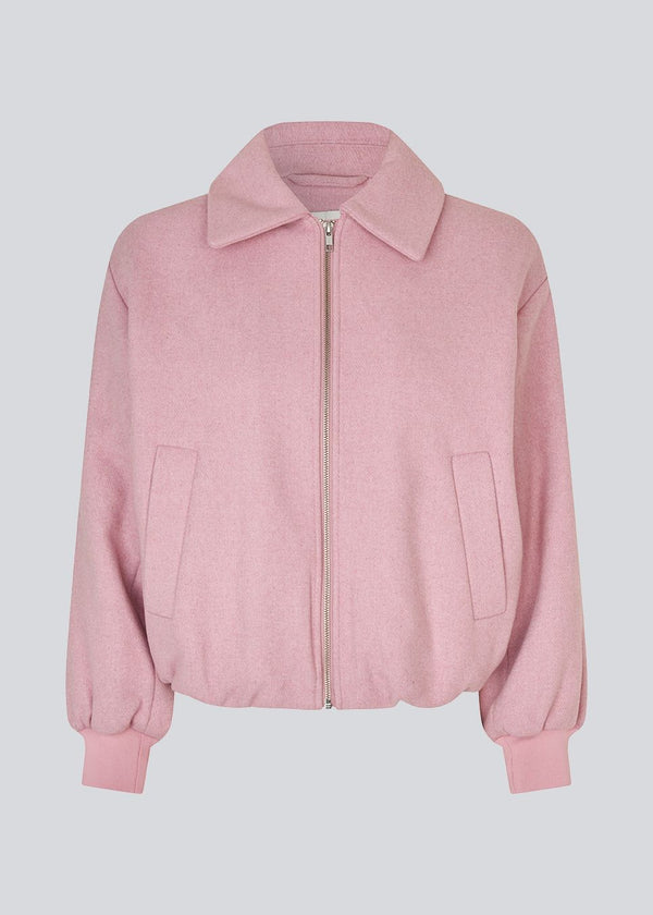 Vatteret bomberjakke i uldblanding. Ommimd jacket brede ærmer med ribkant og en lynlåslukning fortil. Modellen er 175 cm og har en str. s/36 på.