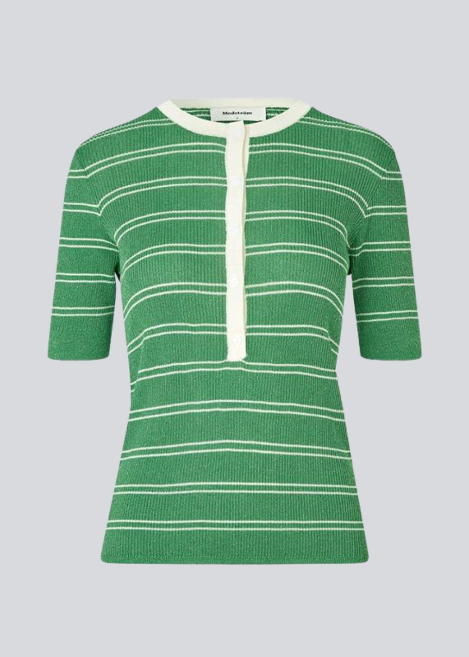Kortærmet polo i skinnende strik i grøn. Pacificomd SS polo har en tætsiddende pasform og en stolpelukning fortil. Modellen er 175 cm og har en str S/36 &nbsp;på.