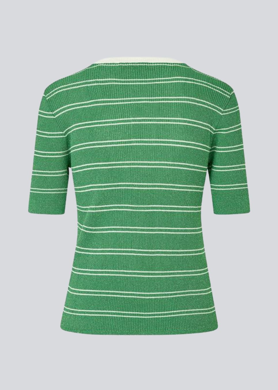 Kortærmet polo i skinnende strik i grøn. Pacificomd SS polo har en tætsiddende pasform og en stolpelukning fortil. Modellen er 175 cm og har en str S/36 &nbsp;på.