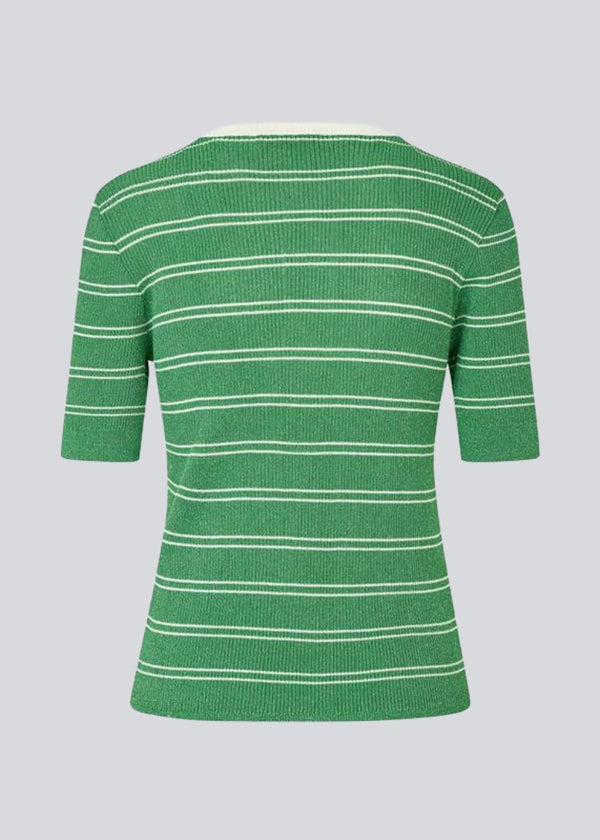 Kortærmet polo i skinnende strik i grøn. Pacificomd SS polo har en tætsiddende pasform og en stolpelukning fortil. Modellen er 175 cm og har en str S/36 &nbsp;på.