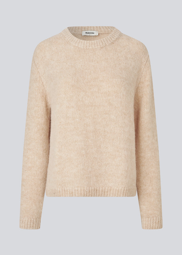Blød strik i genanvendt polyester. Philipmd o-neck har lange ærmer og en rund hals. Modellen er 175 cm og har en str. s/36 på.