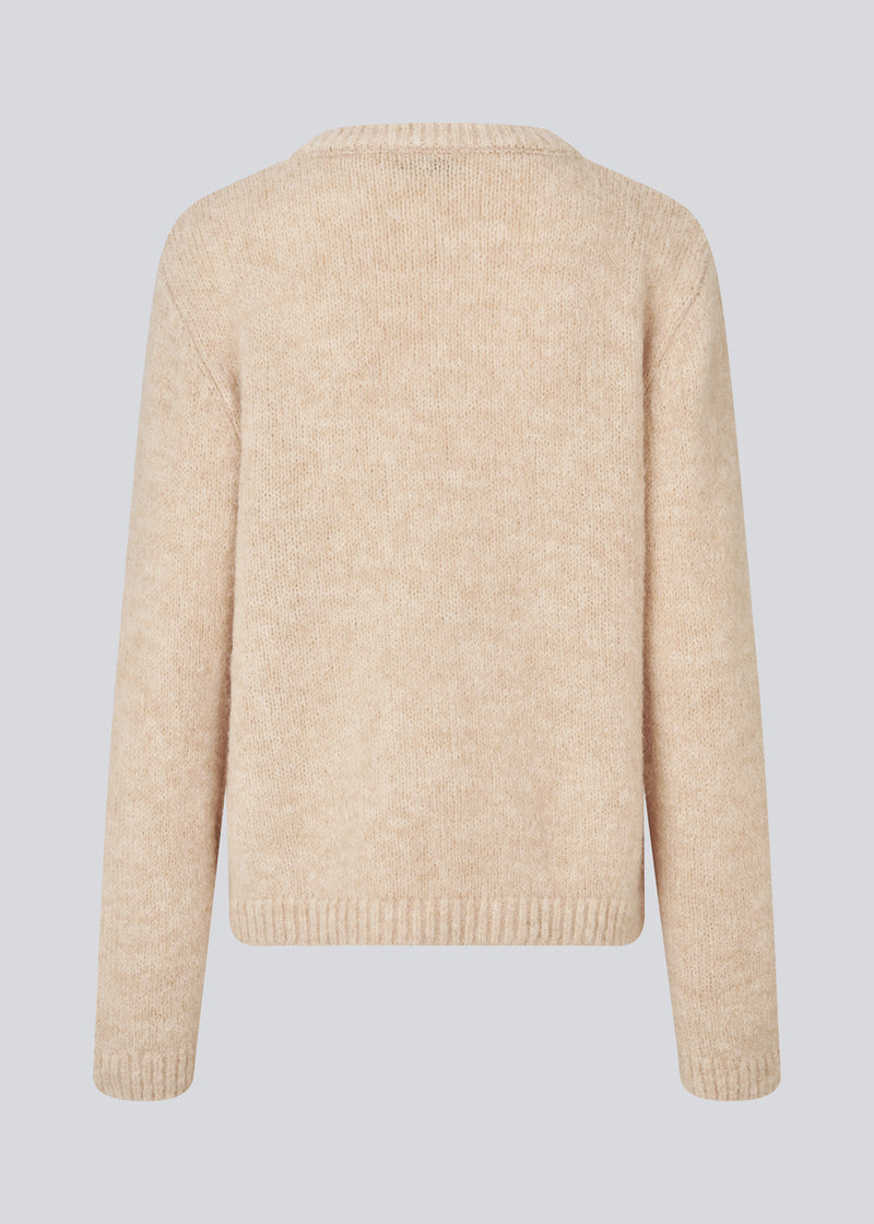 Blød strik i genanvendt polyester. Philipmd o-neck har lange ærmer og en rund hals. Modellen er 175 cm og har en str. s/36 på.