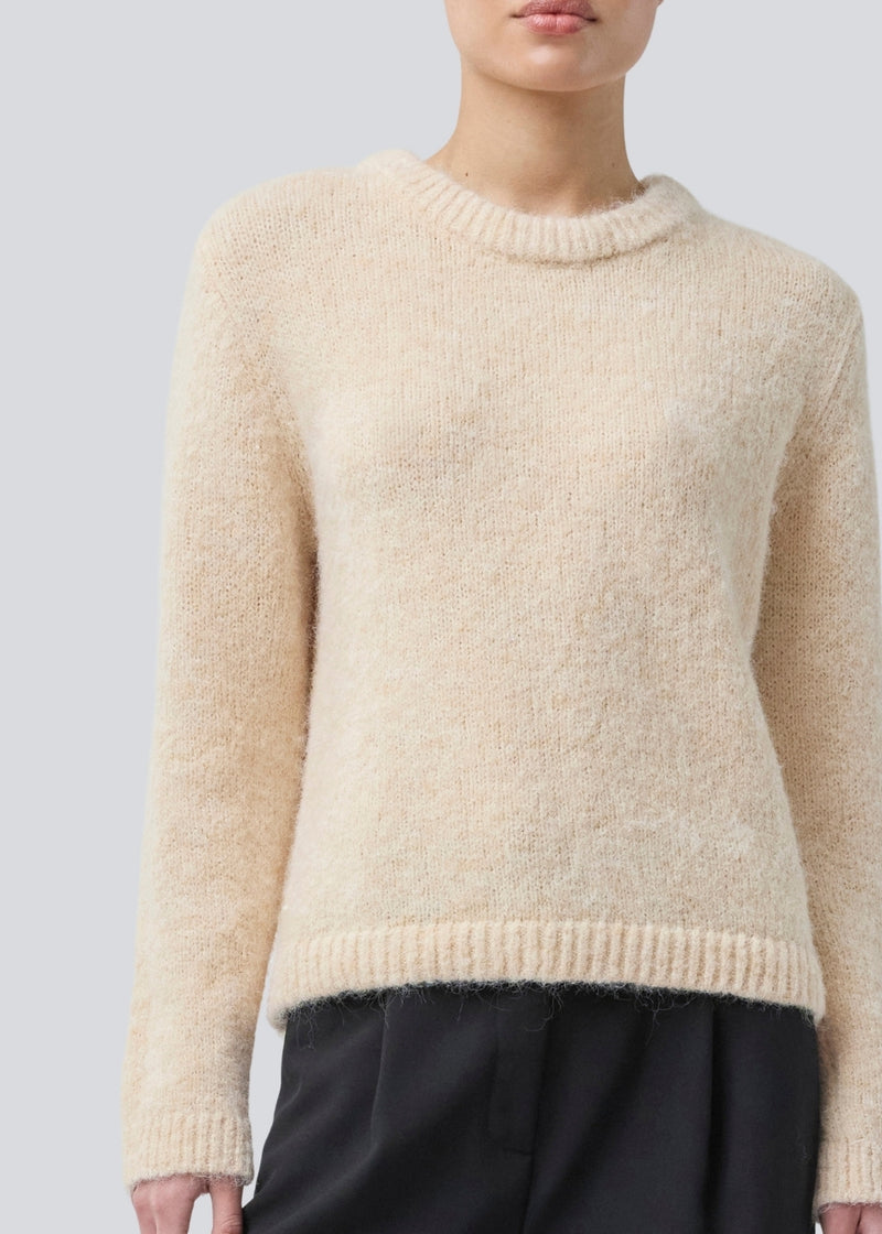 Blød strik i genanvendt polyester. Philipmd o-neck har lange ærmer og en rund hals. Modellen er 175 cm og har en str. s/36 på.