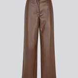Løse bukser i 100% PU. Pellemd pants har en høj talje med elastik og sidelommer. Modellen er 175 cm og har en str. s/36 på.