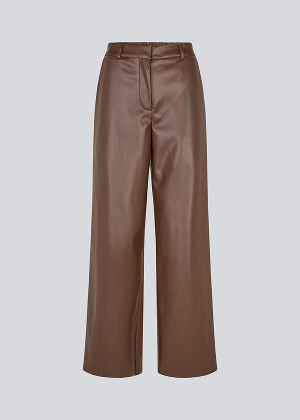 Løse bukser i 100% PU. Pellemd pants har en høj talje med elastik og sidelommer. Modellen er 175 cm og har en str. s/36 på.
