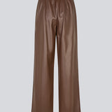 Løse bukser i 100% PU. Pellemd pants har en høj talje med elastik og sidelommer. Modellen er 175 cm og har en str. s/36 på.