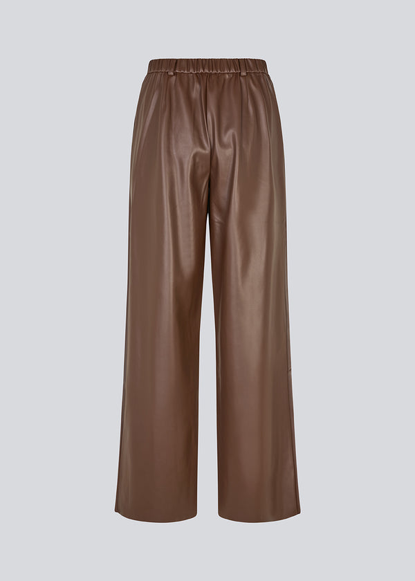 Løse bukser i 100% PU. Pellemd pants har en høj talje med elastik og sidelommer. Modellen er 175 cm og har en str. s/36 på.